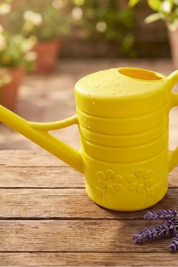 1 LT SARI Çiçek Desenli Başlıklı Bahçe Sulama Kabı
